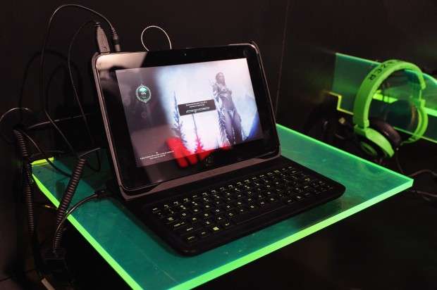 Razer Edge auf der CES 2013 - die Tastatur ist nicht beleuchtet, aber Razer-grün bedruckt. (Bild: Nico Ernst/Golem.de)